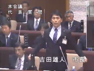 胸をはる市長.png